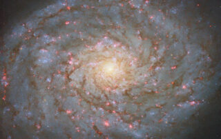 hubble-captures-a-bright-spiral-in-the-queen’s-hair
