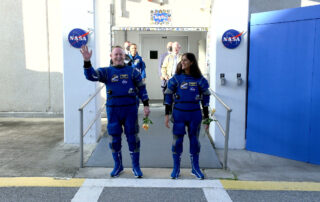 nasa-astronauts-wave-to-family,-friends,-head-to-launch-pad