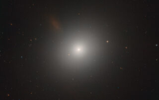 hubble-examines-an-active-galaxy-near-the-lion’s-heart