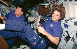 eileen-collins-broke-barriers-as-america’s-first-female-space-shuttle-commander