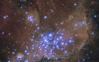 hubble-captures-unique-ultraviolet-view-of-a-spectacular-star-cluster