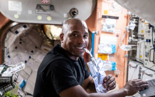 human-adaptation-to-spaceflight:-the-role-of-food-and-nutrition