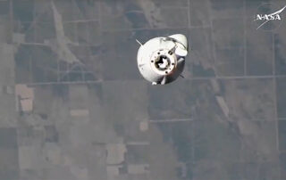 crew-works-biomedical,-robotics-research-and-waits-for-dragon-departure
