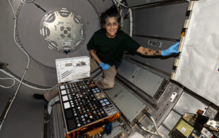 crew-works-advanced-exercise-and-space-tech,-gets-ready-for-thursday-spacewalk