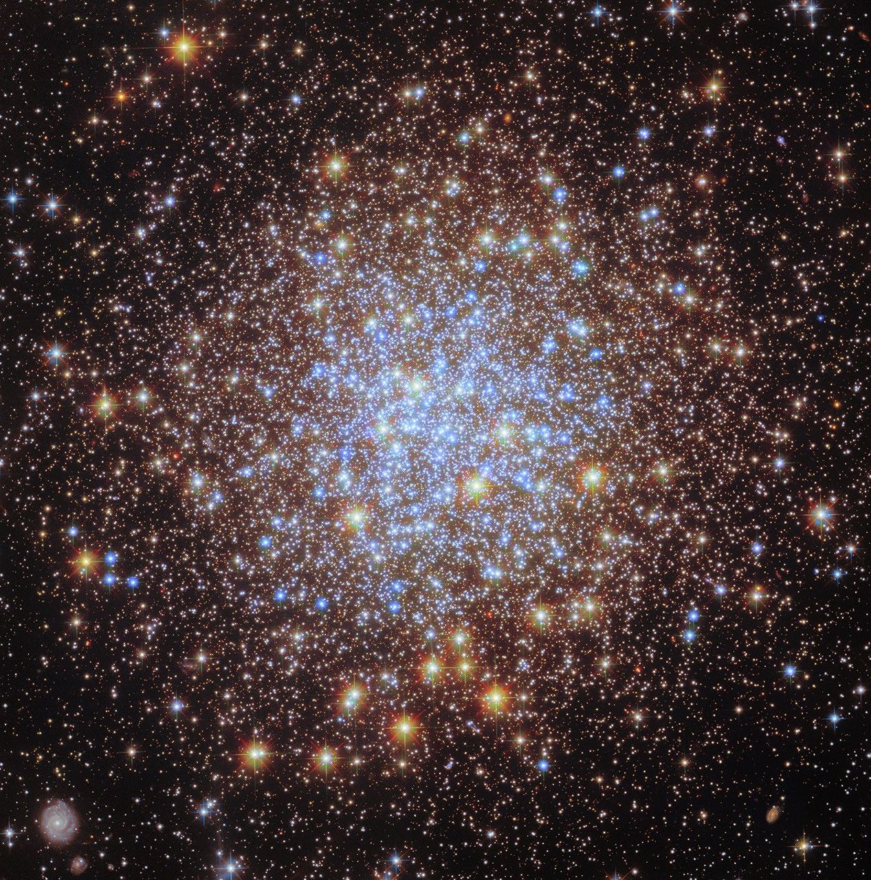 hubble-visits-glittering-cluster,-capturing-its-ultraviolet-light