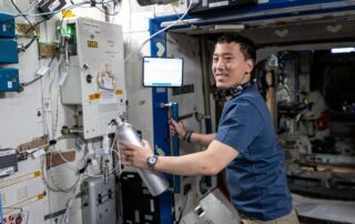 crew-kicks-off-the-week-with-cargo-stowage,-health-research,-and-maintenance-and-agricultural-work