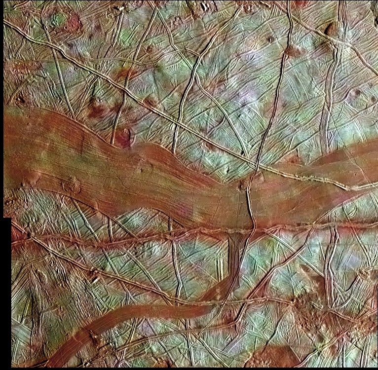 reddish-bands-on-europa