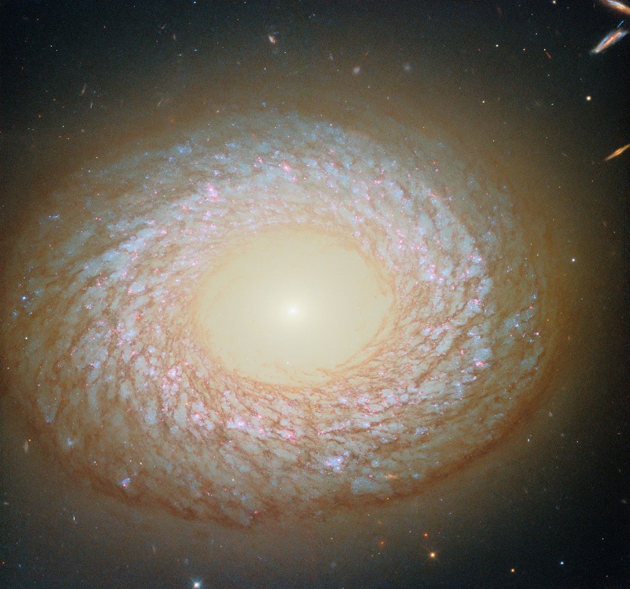 hubble-captures-puzzling-galaxy