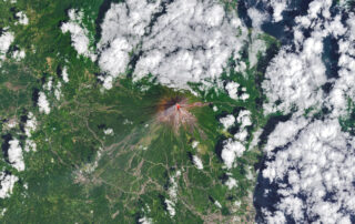 lava-flows-down-mayon