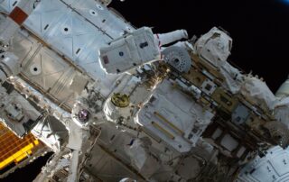 crew-splits-day-between-relaxing,-spacesuit-work,-and-cardiac-research