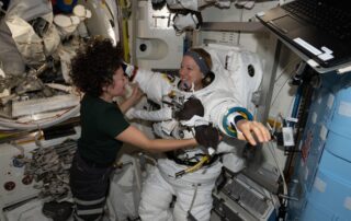 week-ends-aboard-station-with-robotics,-spacewalk-reviews,-and-science