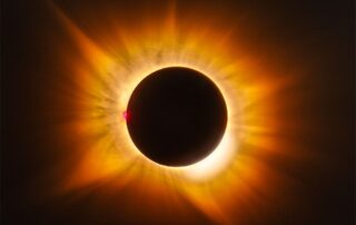 apod:-2026-august-17-–-a-golden-corona-eclipse
